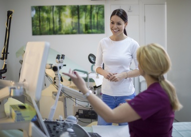 Pacientka s gynekoložkou probírá vyšetření průchodnosti vejcovodů během konzultace v ordinaci Reprofit.