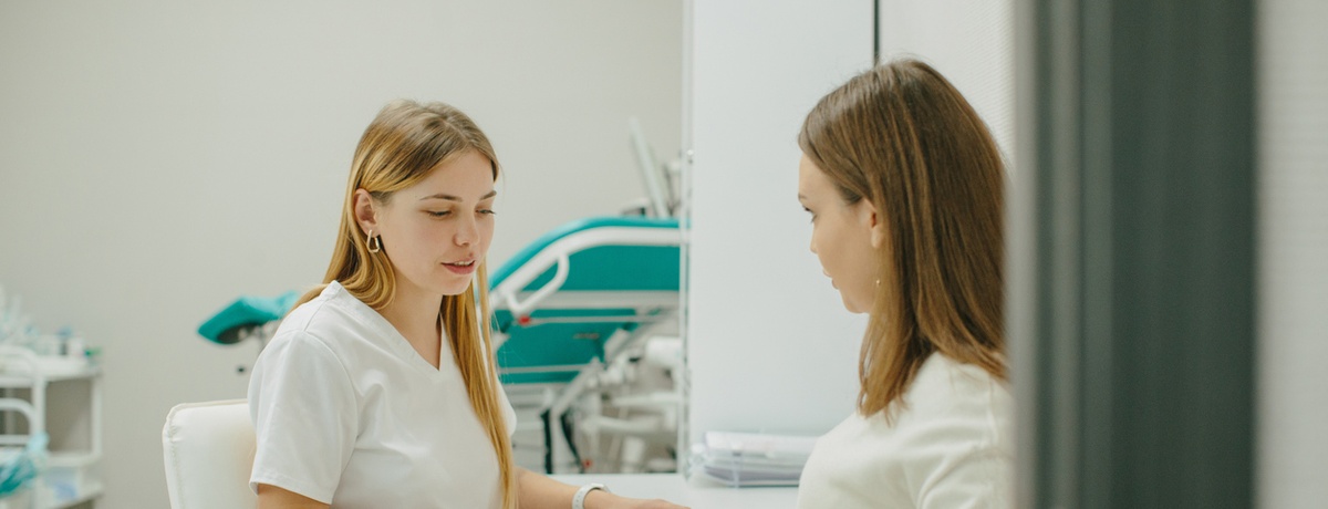 Lékařka diskutuje o zdraví a podmínkách darování vajíček se ženou pacientkou na konzultaci v Reprofitu.